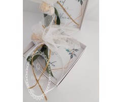 Μπομπονιέρα γάμου ξύλινο σουβέρ σε κουτί λευκό με εξωτερικό δέσιμο  & σχέδιο watercolour leaves