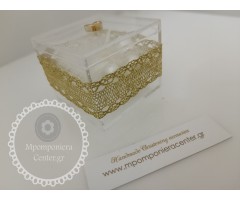 Μπομπονιέρα γάμου πλέξι γκλάς (Plexiglass) με καρδούλα χρυσή επάνω και δέσιμο χρυσή-εκρού κορδέλα
