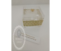 Μπομπονιέρα γάμου πλέξι γκλάς (Plexiglass) με καρδούλα χρυσή επάνω και δέσιμο χρυσή-εκρού κορδέλα