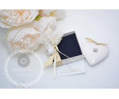 Μπομπονιέρα γάμου πορσελάνινη καρδιά με κουτί και δέσιμο εξωτερικό με χρυσή κορδέλα