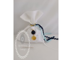 Μπομπονιέρα βάπτισης πουγκί με μπρελόκ ΑγιοΚωνσταντινάτο σε λευκό πουγκί