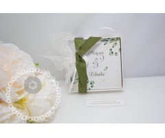 Μπομπονιέρα γάμου ξύλινο σουβέρ σε κουτί λευκό με εξωτερικό δέσιμο  & σχέδιο Ευκάλυπτος