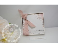 Μπομπονιέρα γάμου ξύλινο σουβέρ σε κουτί λευκό με εξωτερικό δέσιμο  & σχέδιο Τριαντάφυλλα ροζ