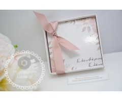Μπομπονιέρα γάμου ξύλινο σουβέρ σε κουτί λευκό με εξωτερικό δέσιμο  & σχέδιο Τριαντάφυλλα ροζ
