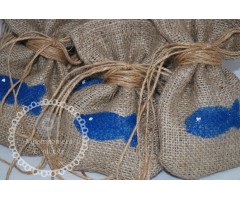 Μπομπονιέρα πουγκί λινάτσα με ψαράκι σε φυσικές αποχρώσεις της λινάτσας